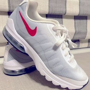 Boys size 6 Nike NWOT